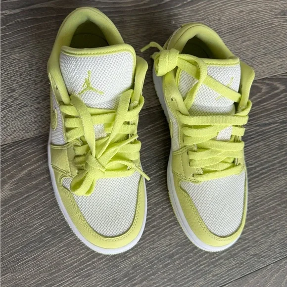 Jordan 1 Low Sneaker in Limelight Size 5 - Picture 3 of 11